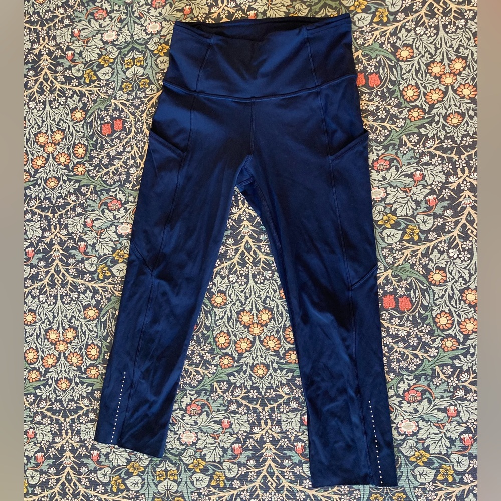 Lululemon tights 19” in Navy Size 4 with pockets!!